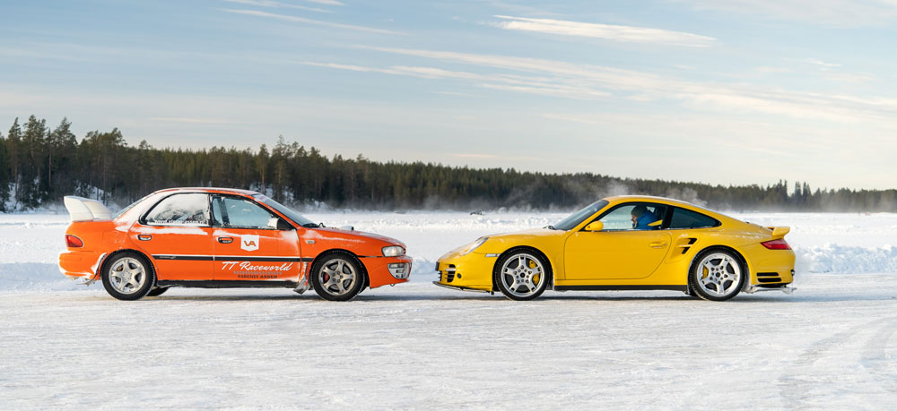 foto van een Subaru en een Porsche op het ijs
